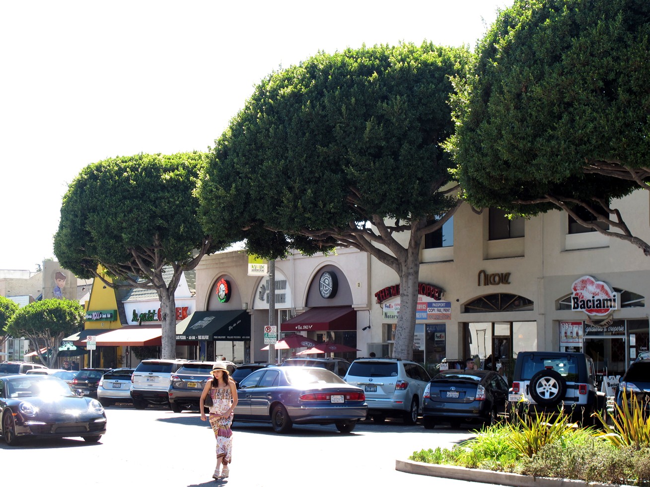 LARCHMONT VILLAGE: OLD FASHIONED TOWN IN THE MIDDLE OF LOS ANGELES